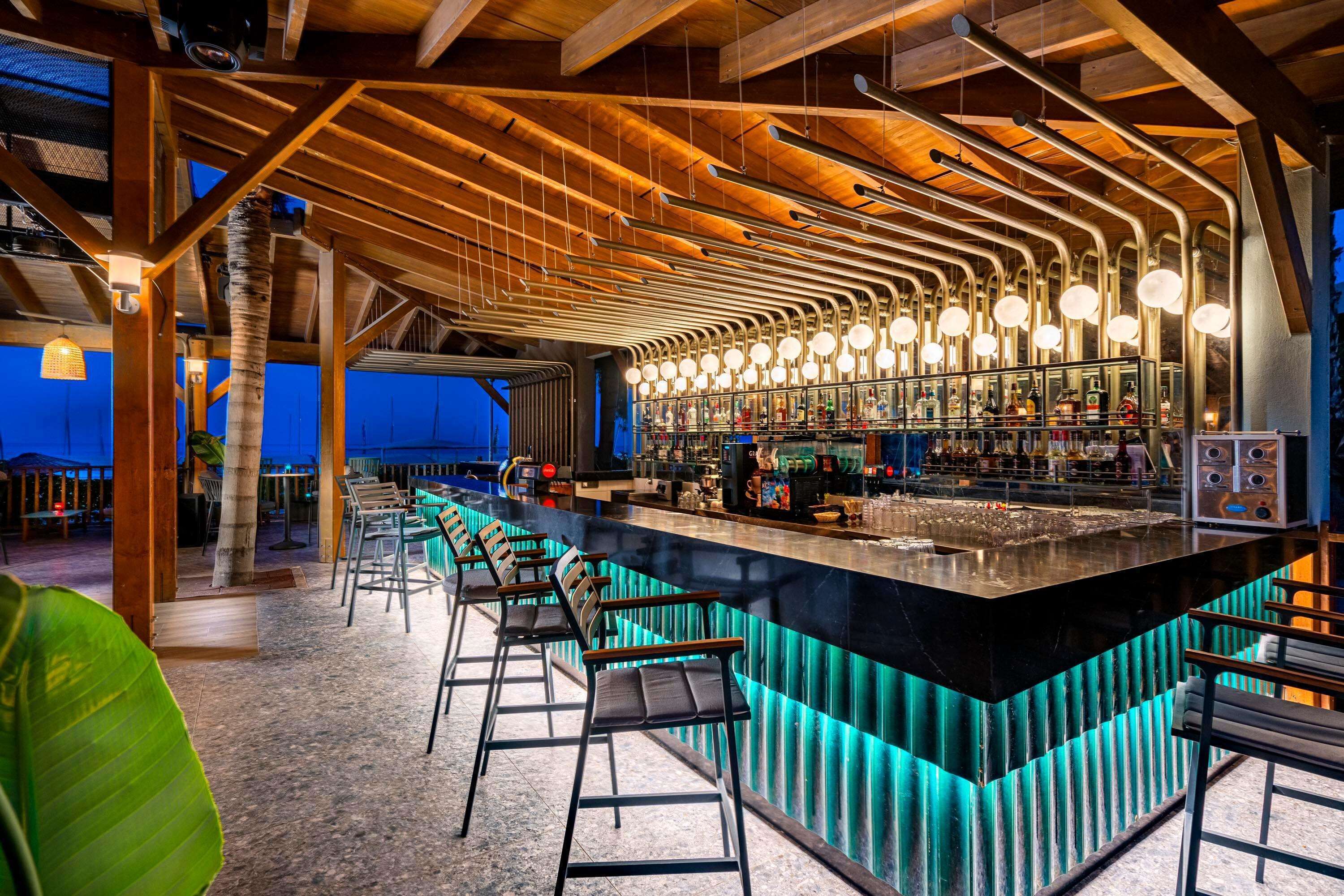 7 bares o lounges, 2 bares junto a la alberca, bar en la alberca 