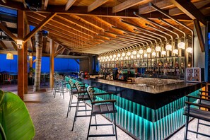 7 Bars/Lounges, 2 Poolbars, Bar im Pool, Strandbar