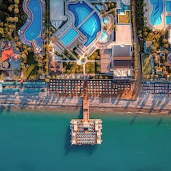 Spiaggia privata, lettini da mare, ombrelloni, pallavolo