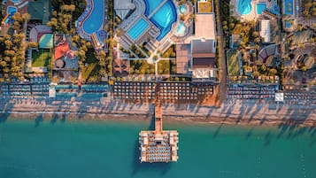 Privatstrand, Liegestühle, Sonnenschirme, Volleyball