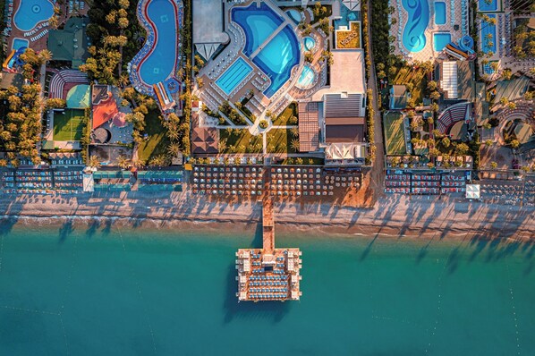 Privatstrand, Liegestühle, Sonnenschirme, Volleyball