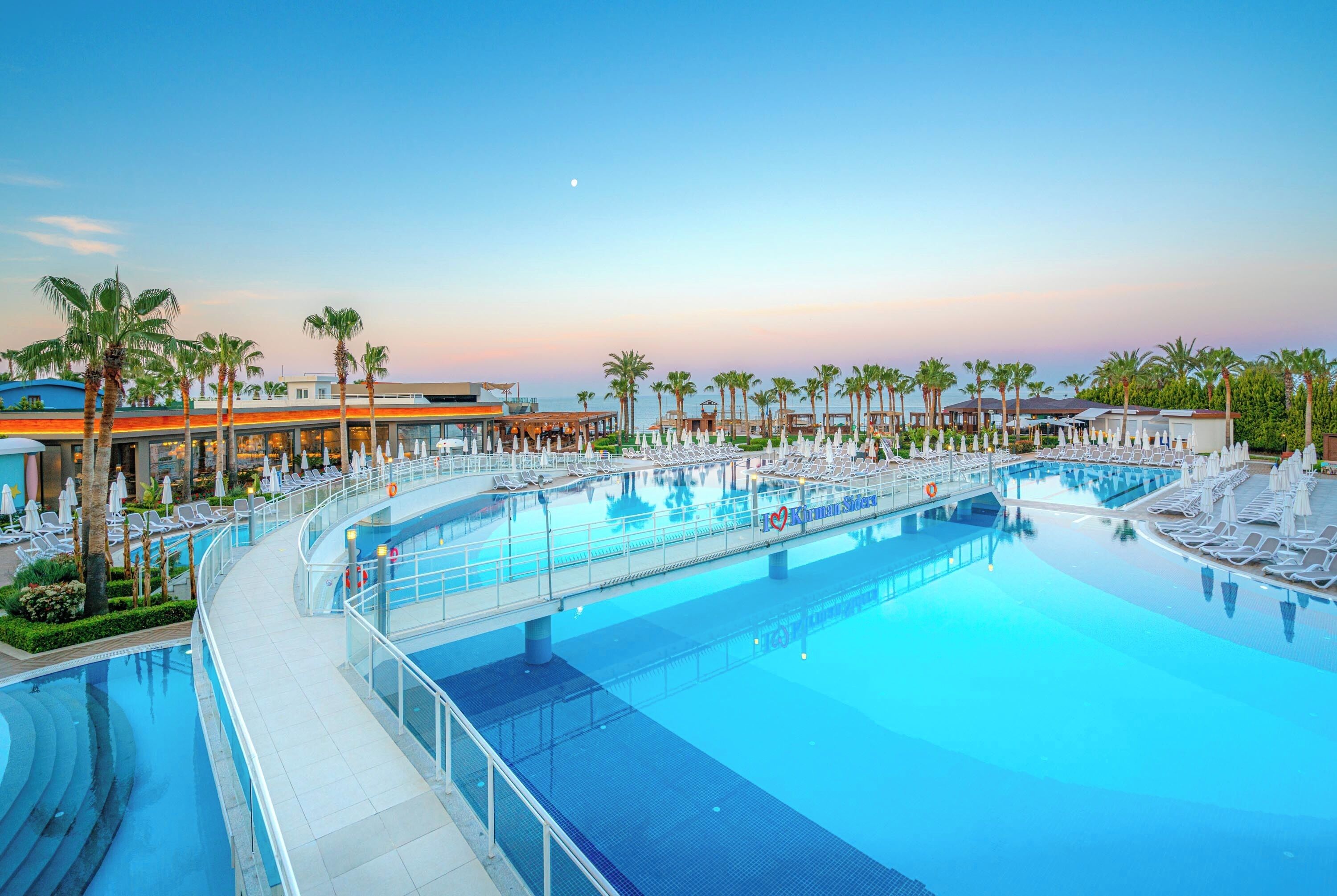 Alberca techada, 5 albercas al aire libre y sombrillas en la alberca