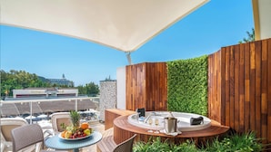 A rooftop terrace with a wooden bar, seating area, and a view of a cityscape. - Sidemarin Kirman Premium - Ultra All Inclusive (Manavgat)