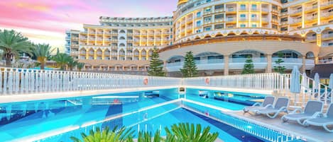 2 Innenpools, 2 AuĂenpools, Sonnenschirme, LiegestĂŒhle