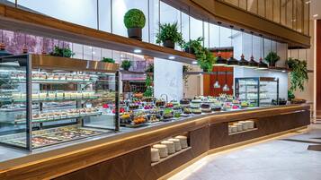 4 restaurants; breakfast, lunch, and dinner served