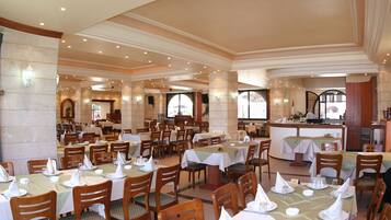 Breakfast, lunch, dinner served; Middle Eastern cuisine