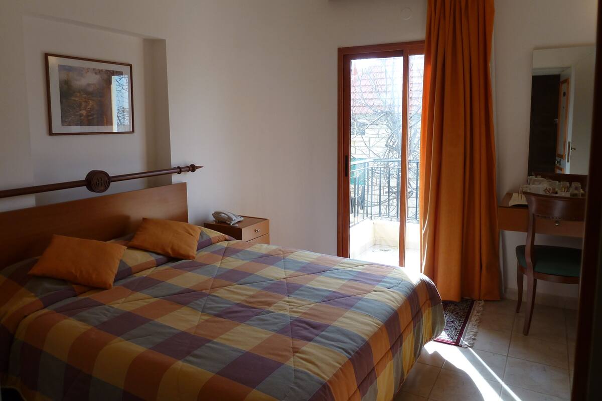 Appartement traditionnel, 1 chambre, patio, vue sur la ville | Literie de qualité, minibar, coffre-fort, bureau