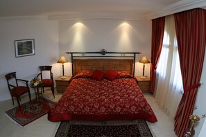 Suite Familiale, 2 chambres, terrasse, vue vallée | Literie de qualité supérieure, minibar, coffres-forts dans les chambres