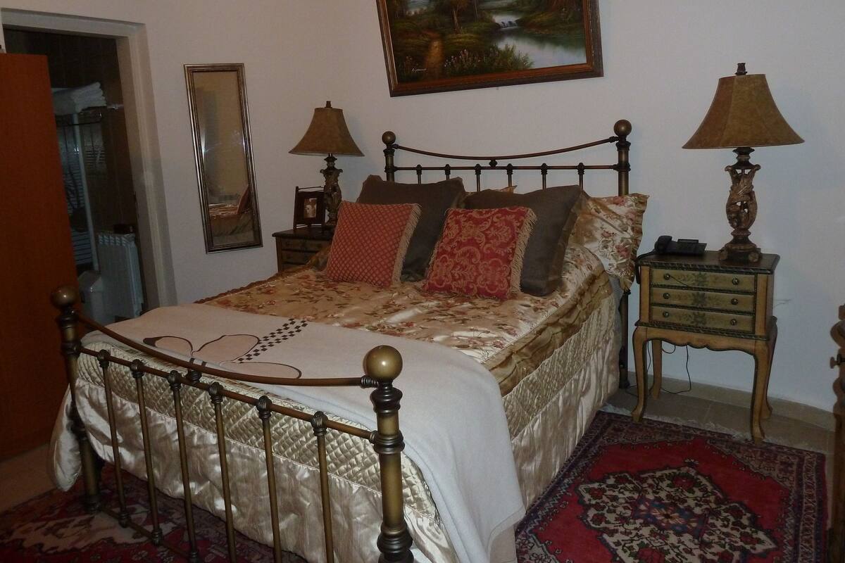 Appartement traditionnel, 2 chambres, patio, vue sur la ville | Literie de qualité, minibar, coffre-fort, bureau