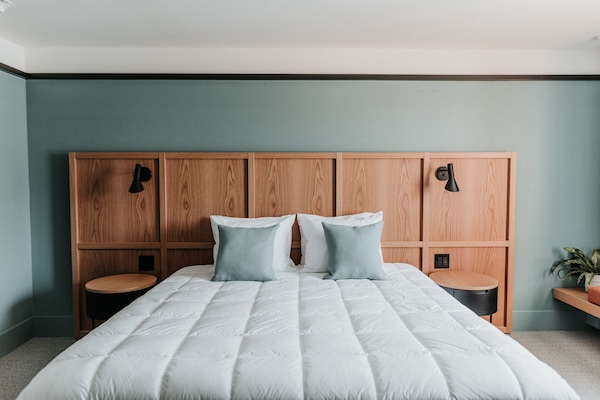 Premium bedding, down duvets, pillow-top beds, desk