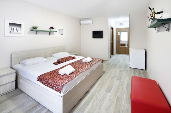 Desk, free cribs/infant beds, free WiFi