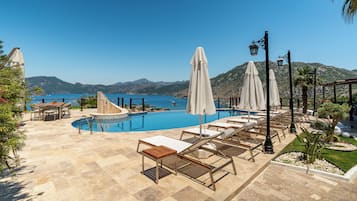 Piscina externa, guarda-sóis, espreguiçadeiras