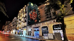 Un hotel con un gran letrero que anuncia el Hotel Paamonim.