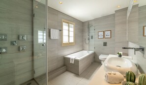 Habitació doble o amb dos llits individuals Deluxe, balcó | Bany | Articles de tocador de disseny, assecador de cabells, tovalloles i sabó 