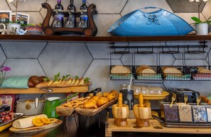 Päivittäinen buffetaamiainen (85 ILS per henkilö)