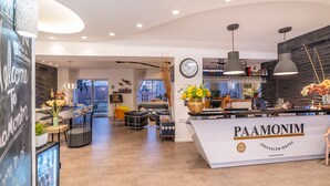 Un moderno vestíbulo de hotel con una recepción que dice 