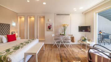 Quarto casal ou duplo luxo, sacada | Cofres nos quartos, individualmente decorados