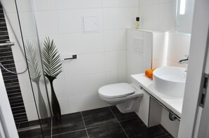 Premium Apartment, 1 Bedroom, Non Smoking, Terrace | Bathroom | Shower, hair dryer, towels