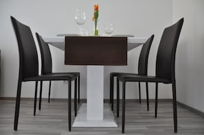 Appartement Premium, 1 chambre, non-fumeur, terrasse | Restauration dans la chambre