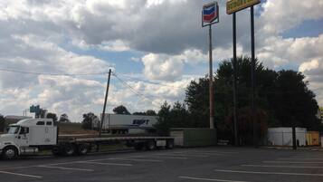 A parking lot with a Chevron gas station and a Budget Inn sign.