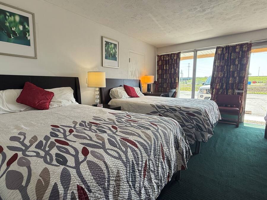 Habitación doble estándar, 2 camas matrimoniales, para no fumadores | Baño | Tina con regadera, amenidades de baño gratuitas, toallas