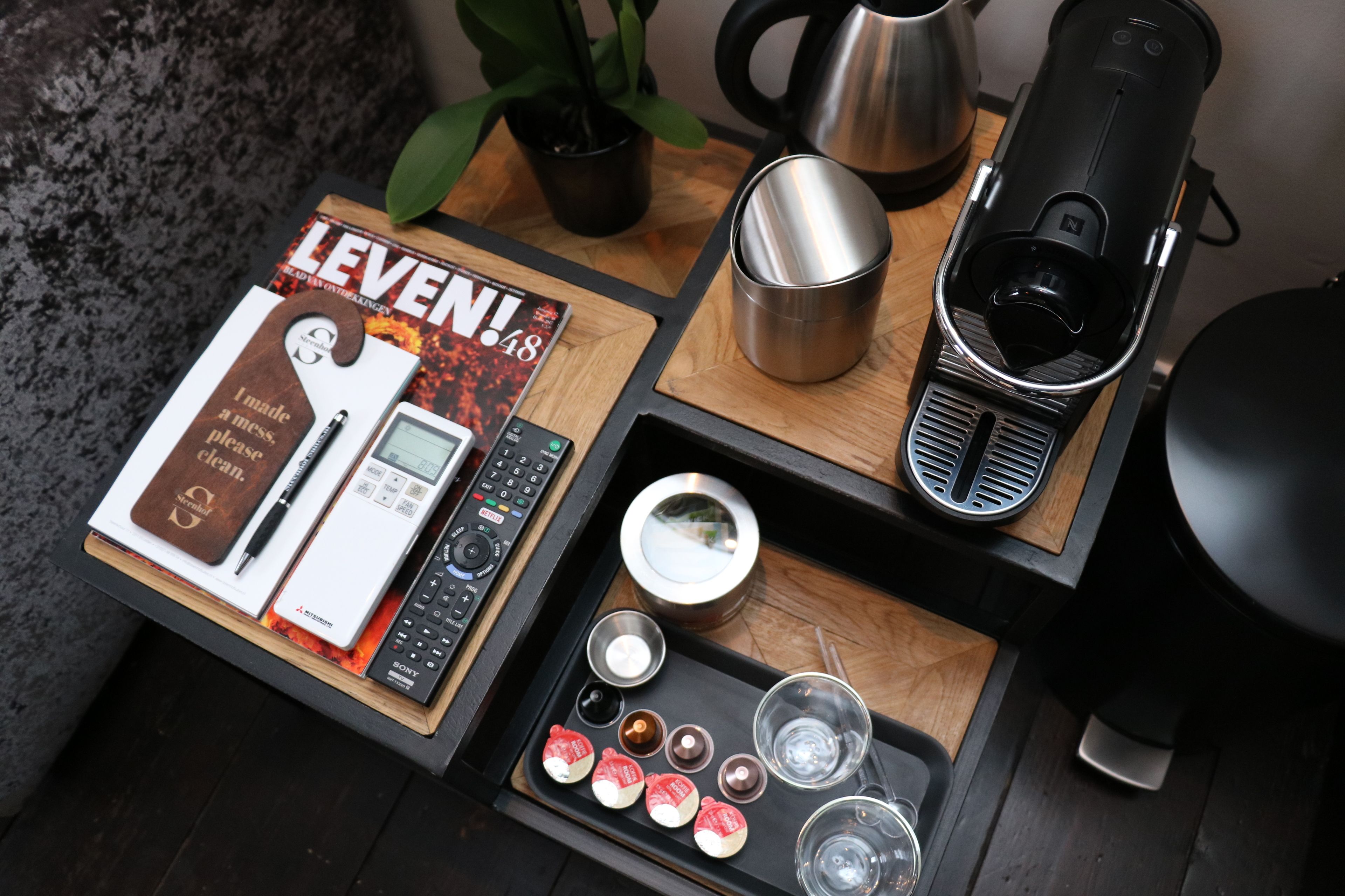 deluxe suite, 1 king bed, non smoking, courtyard view | coffee and/or coffee maker