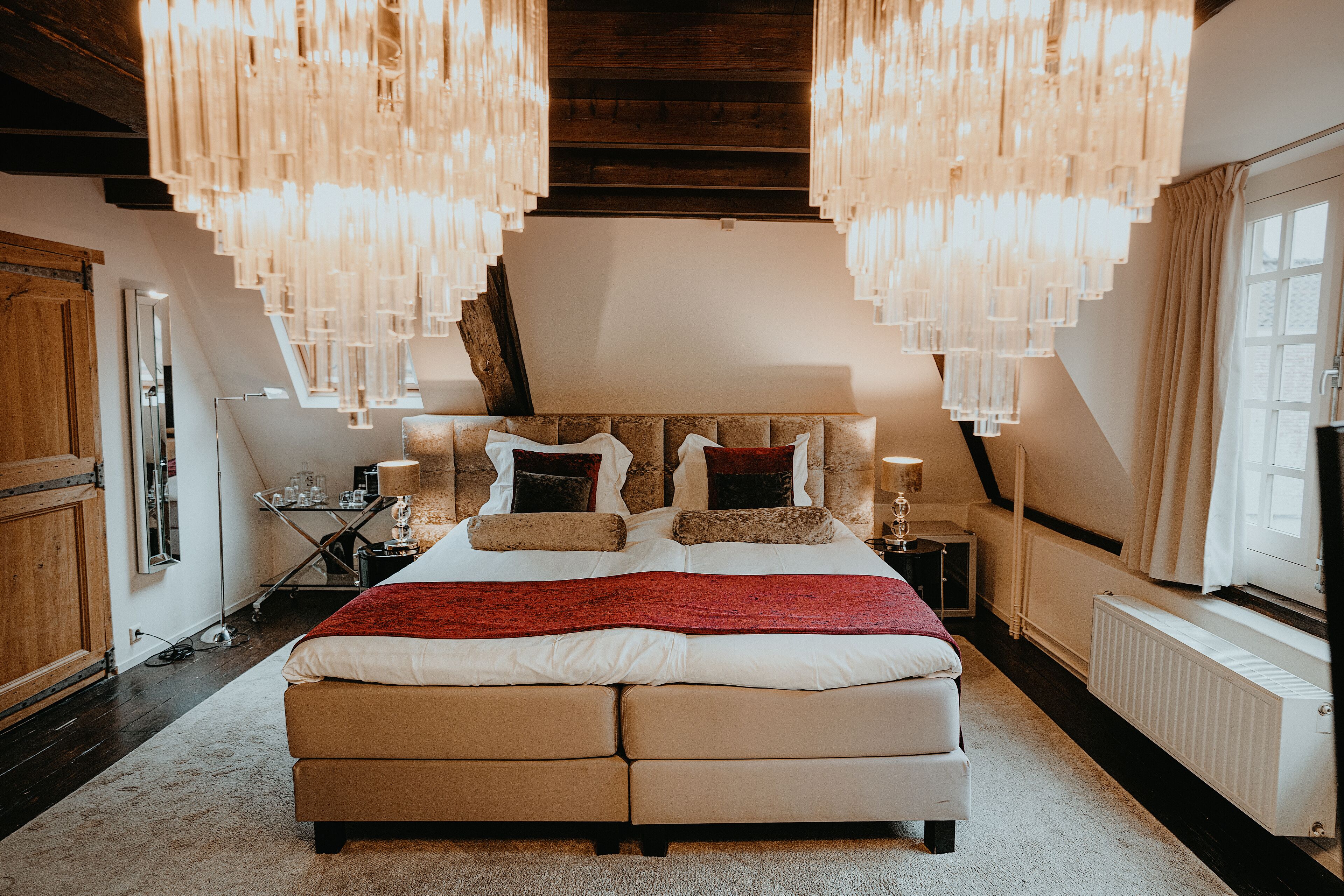 Sengetøy av topp kvalitet, dundyner og safe på rommet