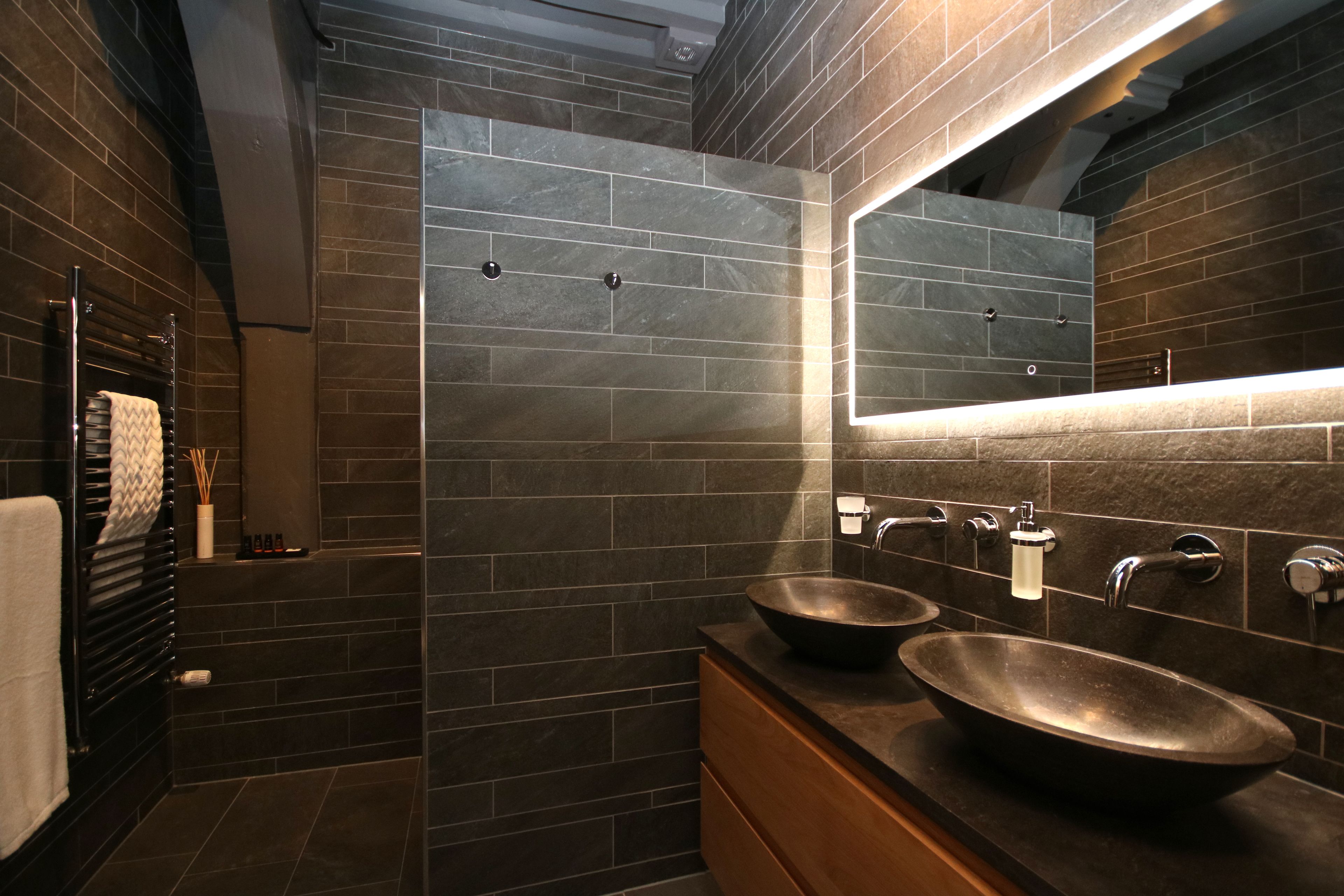 deluxe suite, 1 king bed, non smoking, courtyard view | bathroom sink