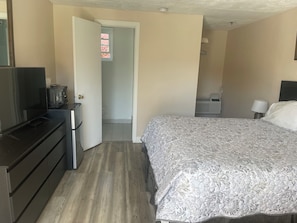 Quarto, 1 cama King | Wi-Fi de cortesia, roupa de cama