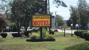 A sign for Lamplighter Motel with a 'VACANCY' sign next to it. - Lamplighter Motel - Clinton, Connecticut (Clinton)