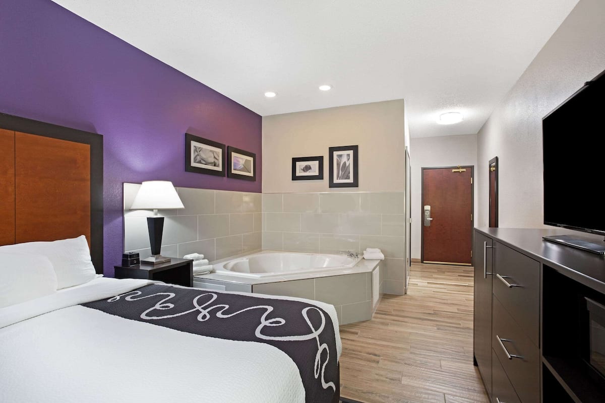 deluxe room, 1 queen bed, non smoking | egyptian cotton sheets, premium bedding, pillow-top beds, desk