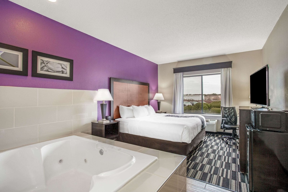 deluxe room, 1 king bed, non smoking | egyptian cotton sheets, premium bedding, pillow-top beds, desk