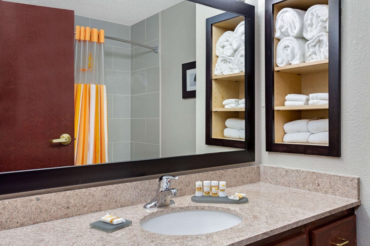 combined shower/bathtub, hydromassage showerhead, free toiletries