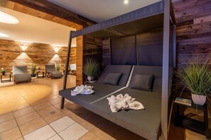 A modern room with a sofa bed, two armchairs, a small table, and a potted plant. - SEETELHOTEL Ostseeresidenz Ahlbeck (Heringsdorf)