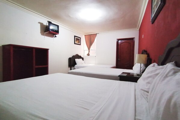 Tabla de planchar con plancha, wifi gratis y ropa de cama 