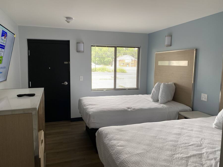 Double Room, Multiple Beds | WiFi (free), bed sheets