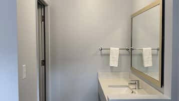 Combined shower/bathtub, free toiletries, towels