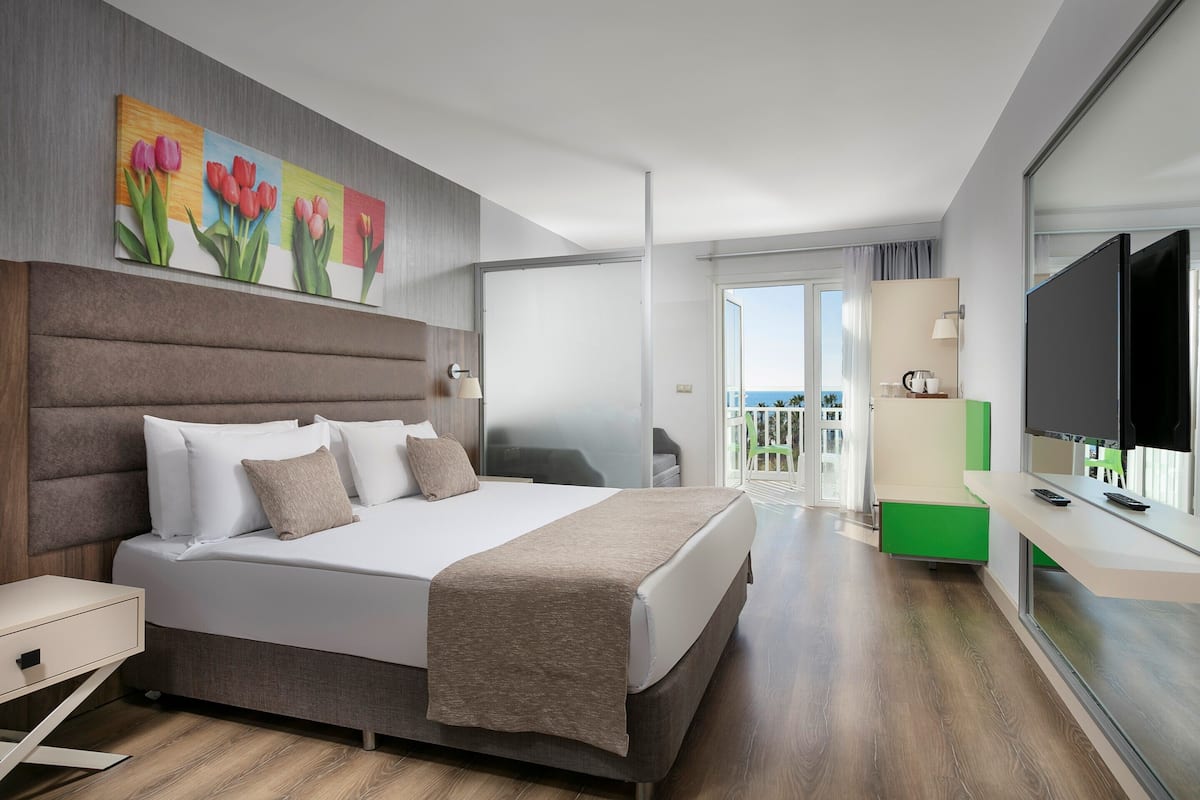 Standaard kamer, uitzicht op zee | 1 slaapkamer, een kluis op de kamer, een bureau
