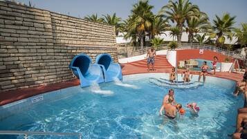 4 outdoor pools, pool umbrellas, pool loungers