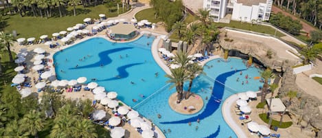 4 outdoor pools, pool umbrellas, sun loungers