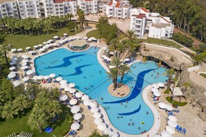 4 albercas al aire libre, sombrillas en la alberca y camastros 