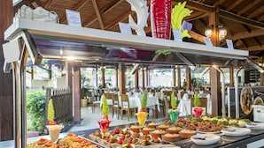 4 restaurants servant le petit déjeuner, le déjeuner et le dîner