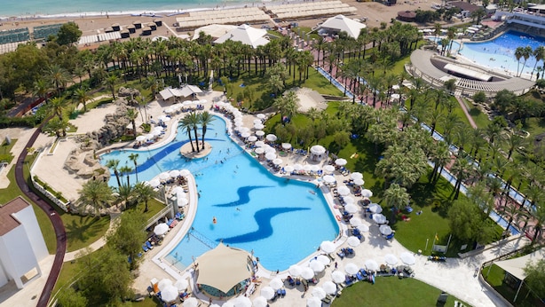 4 piscines extérieures, parasols de plage, chaises longues
