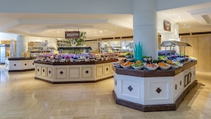 4 restaurants servant le petit déjeuner, le déjeuner et le dîner