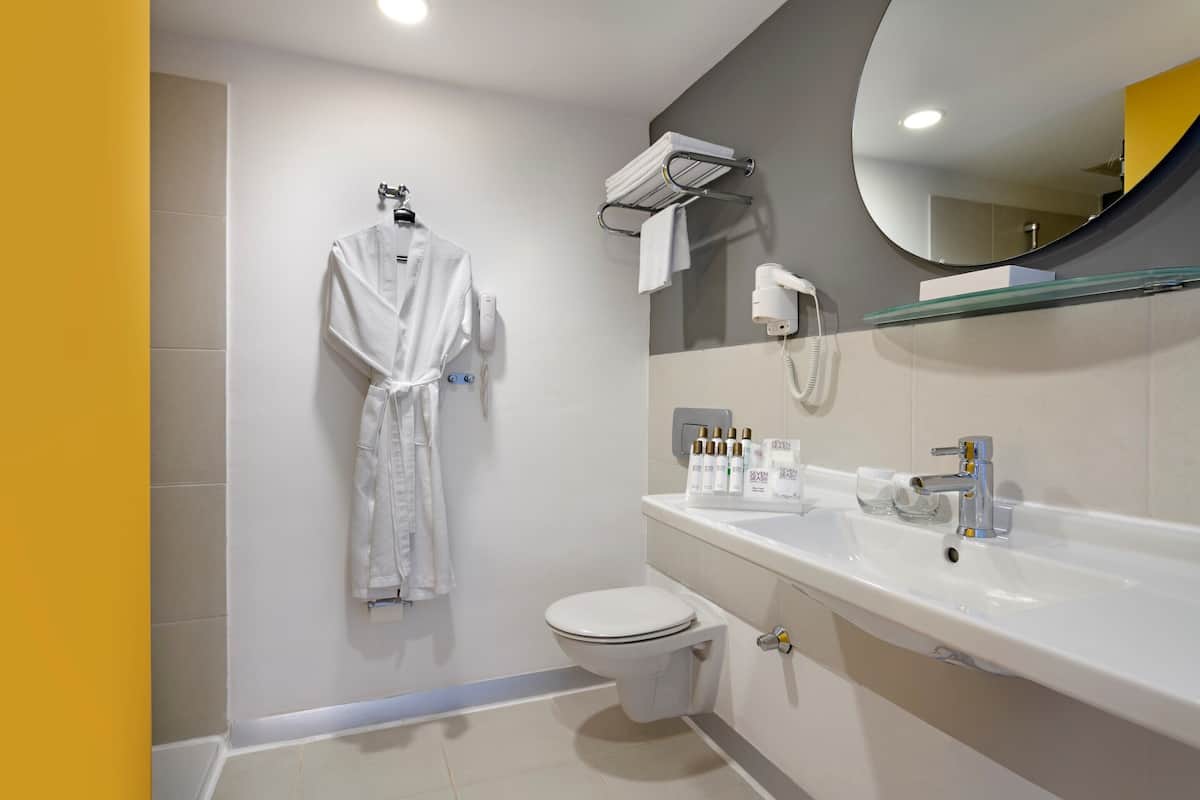 standard room, pool view | bathroom | shower, free toiletries, hair dryer, dressing gowns