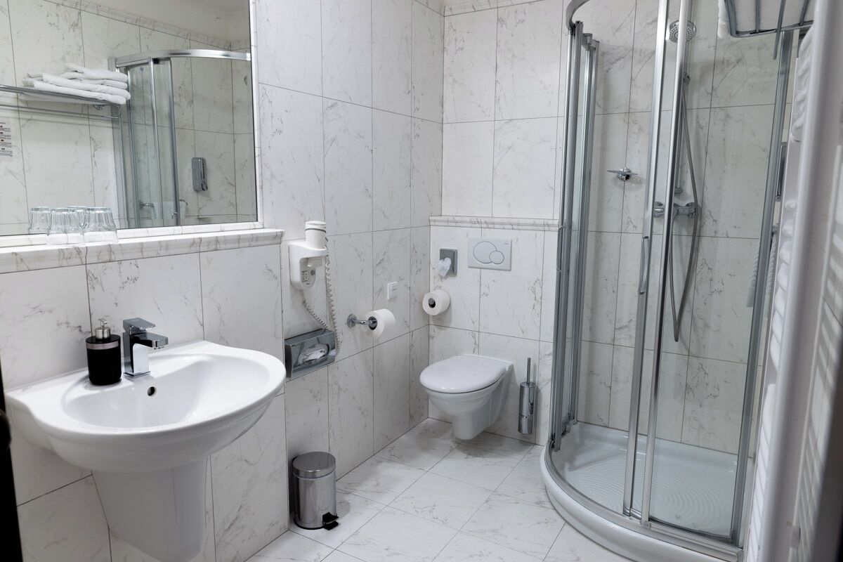 double or twin room, ensuite | bathroom | shower, free toiletries, hair dryer, towels