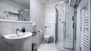 Dobbeltværelse med dobbeltseng eller 2 enkeltsenge - eget badeværelse | Badeværelse | Bruser, gratis toiletartikler, hårtørrer, håndklæder