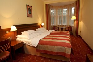 Een minibar, een kluis op de kamer, een bureau, gratis wifi