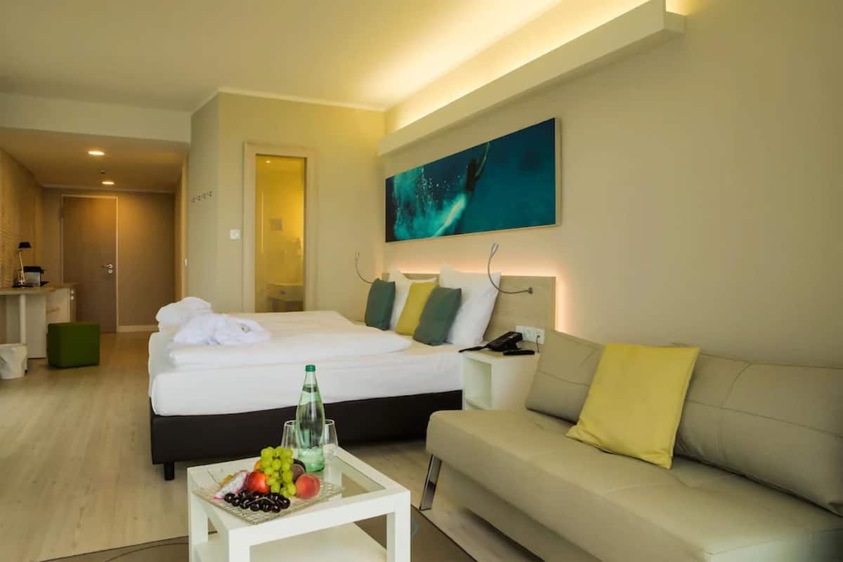 Junior Suite, Sea View | In-room safe, desk, free cribs/infant beds, free WiFi