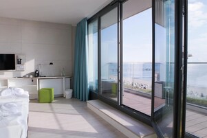 Suite junior, vistas al mar | Caja fuerte, escritorio, cunas gratuitas y wifi gratis